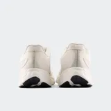 Championes New Balance 680 V8 color crema con logo plateado y detalles en rosa.