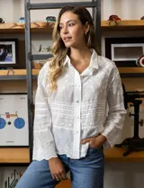 Camisa de algodón bordado, marca Liv Los Angeles. Cuello con solapa y abertura central con botones.