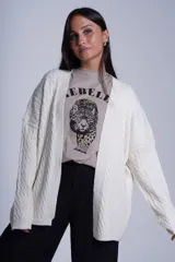 Cárdigan negro de tejido de punto trenzado, sin botones y corte holgado.