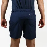 Short deportivo azul marino con cintura elástica y logo reflectivo en la pierna derecha.