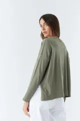 Remera de mujer de fit regular, manga larga y escote redondo, en color beige.