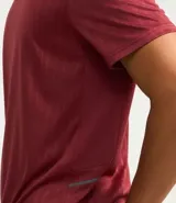 Remera deportiva gris con cuello redondo, mangas cortas, estampa heat print y detalle en los hombros. Confeccionada en tejido de malla con tecnología Dry.