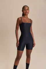 Jumpsuit corto color ladrillo con breteles finos, de tejido Allure® Adaptiv con superficie acanalada y ligero brillo.