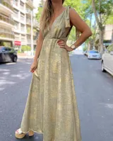 Vestido largo con escote en V y tirantes ajustables, confeccionado en tela brillante dorada.