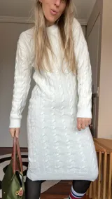 Vestido tejido color blanco con diseño de trenzas, corte midi y mangas largas.