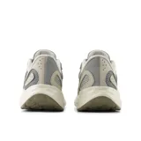 Championes New Balance Arishi V4 para dama, color gris y beige, con capellada de malla transpirable y entresuela Fresh Foam.