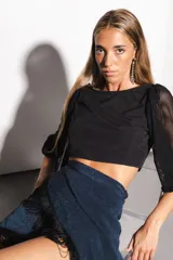 Falda tipo pareo de gasa azul con detalles de flecos, regulable en la cintura y con un largo hasta la rodilla.