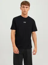 Camiseta negra de manga corta y cuello redondo, con logo de la marca Jack & Jones estampado en el pecho.