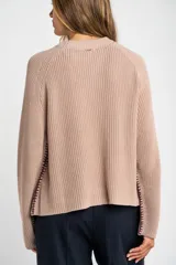 Sweater de tejido de punto acanalado, color azul vibrante, con cuello redondo y mangas largas.