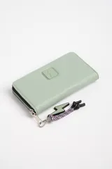 Billetera de color verde menta, con diseño de rayo y cierre con cremallera.