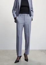 Pantalón recto de traje, con tejido fluido y diseño largo, cuenta con dos bolsillos laterales y cierre oculto de botón y cremallera.