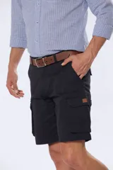 Bermuda cargo color caqui confeccionada en 98% algodón y 2% spandex.
