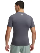 Remera deportiva blanca Under Armour HeatGear Armour de manga corta, corte ajustado y logo negro en el pecho.
