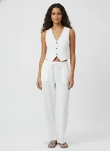 Pantalón ancho de lino y viscosa color blanco, con cintura elástica y cordón ajustable.