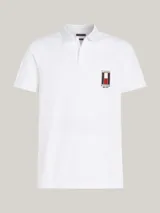 Chomba blanca de piqué de algodón con cuello clásico, cartera de dos botones y logo vertical de Tommy Hilfiger bordado en el pecho. Corte regular.