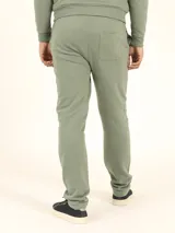 Pantalón de jogging verde oliva de corte recto, con cintura elastizada, cordón ajustable y bolsillos laterales.