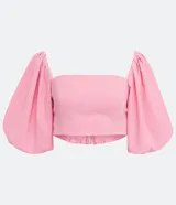 Blusa cropped color rosa con escote cuadrado y mangas cortas abullonadas.