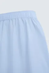 Pantalón de pijama celeste de algodón, corte relaxed fit, con cintura elástica ajustable con cordón interior, bolsillos laterales y detalle de vivos combinados a contraste en el bajo.