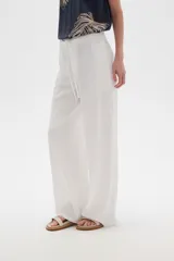 Pantalón blanco de rayon, corte ancho y tiro medio, con lazo ajustable en la cintura.