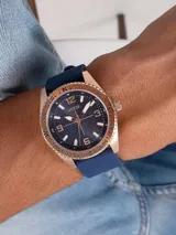 Reloj Guess deportivo para hombre, con caja dorada, cuadrante azul con detalles en dorado y correa de silicona azul.