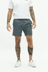 Short de baño con estampado a rayas verticales en tonos celeste y blanco, con cintura elástica ajustable con cordón, dos bolsillos laterales y uno trasero.