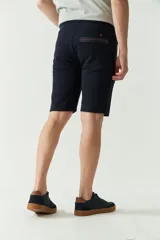 Short de felpa azul marino para hombre, con bolsillos con cierre, logo estampado y cintura ajustable.