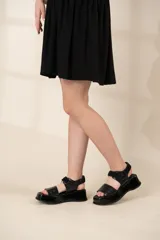 Sandalias negras con plataforma y tiras con textura simil cuero de cocodrilo.