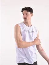 Musculosa blanca de algodón con estampado frontal con texto en color negro.