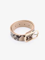 Cinto con estampado de piel de serpiente y hebilla rectangular dorada.