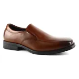 Zapato de vestir marrón de cuero liso, con puntera redondeada y suela negra.