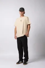 Remera oversize de algodón premium color negro, con estampado frontal minimalista de un sol y la frase "VCP CONCEPT STUDIO" en blanco.