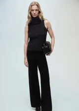 Pantalón wide leg color marrón, de tejido de punto fino, con cintura elástica y tiro alto.