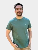 Remera gris de manga corta con cuello redondo y logo bordado pequeño en el pecho.