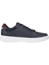 Zapatillas urbanas Tommy Hilfiger color azul marino, con cordones, suela blanca y detalles en rojo. Logo de la marca en el lateral y la lengüeta.