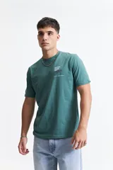 Remera verde de manga corta con estampado en la espalda con la inscripción "Mistral House Party" y la fecha "9/03".