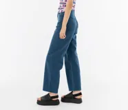 Pantalón jean azul de corte recto, confeccionado en 100% algodón.