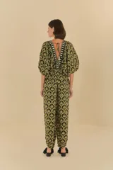 Mono largo con estampado geométrico en tonos negro, verde y dorado. Escote en V pronunciado con bordados en los bordes y mangas amplias.