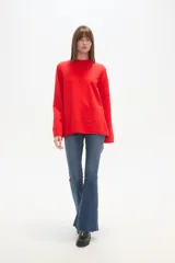 Sweater de viscosa color beige, con cuello polera, corte holgado y pespuntes decorativos en el frente.