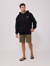 Bermuda color beige, de corte recto, con bolsillos laterales y traseros.