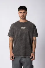 Remera gris oscuro con efecto lavado, cuello redondo y manga corta. Estampa frontal con la leyenda "Coffee Break" y full print en la espalda.