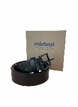 Cinturón de cuero marrón oscuro con hebilla metálica cuadrada color plomo.