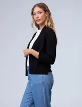 Bolero tejido color gris claro, marca Nina Leonard, con mangas 3/4 y frente abierto.