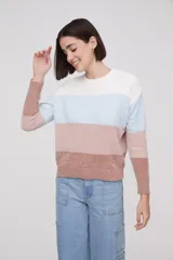 Sweater de punto a rayas horizontales en colores blanco, celeste, rosa y marrón.