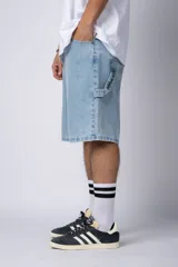 Bermuda de jean celeste, corte mom y estilo carpintero, con bolsillos laterales y traseros.