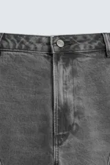 Bermuda color verde militar, de corte relaxed fit, con bolsillos frontales y traseros tipo plaqué, detalle de tira y bolsillo multifunción en la pierna, y bajo irregular.