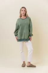 Sweater de mujer color lila con efecto lavado vintage, de calce oversize, cuello redondo y terminaciones acanaladas.
