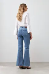 Jean de denim azul de corte oxford.