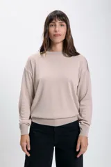 Buzo de tejido ligero con cuello a la base, color beige y corte cómodo.