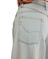 Pantalón de jean celeste, de corte amplio y tiro alto.