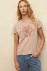 Remera de manga corta de algodón color beige con estampa frontal de corazón.